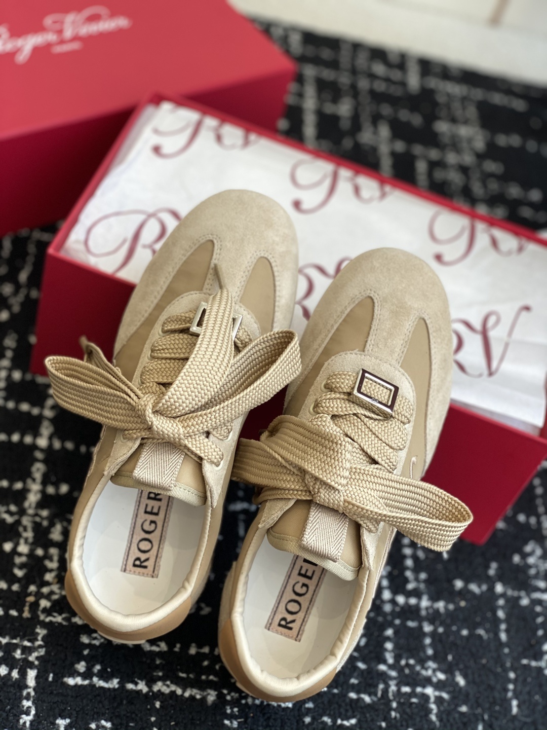 代购级
Roger vivier Rv 25ss 最新德训休闲鞋 休闲德训鞋
注重舒适度的宝子一定要留