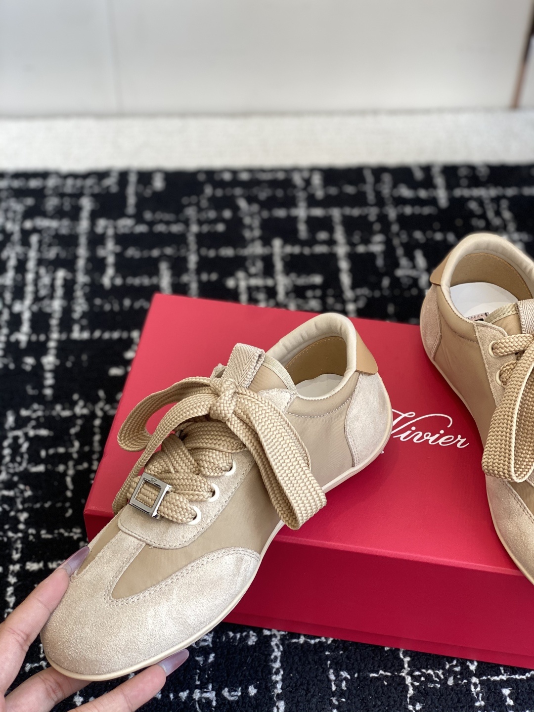 代购级
Roger vivier Rv 25ss 最新德训休闲鞋 休闲德训鞋
注重舒适度的宝子一定要留