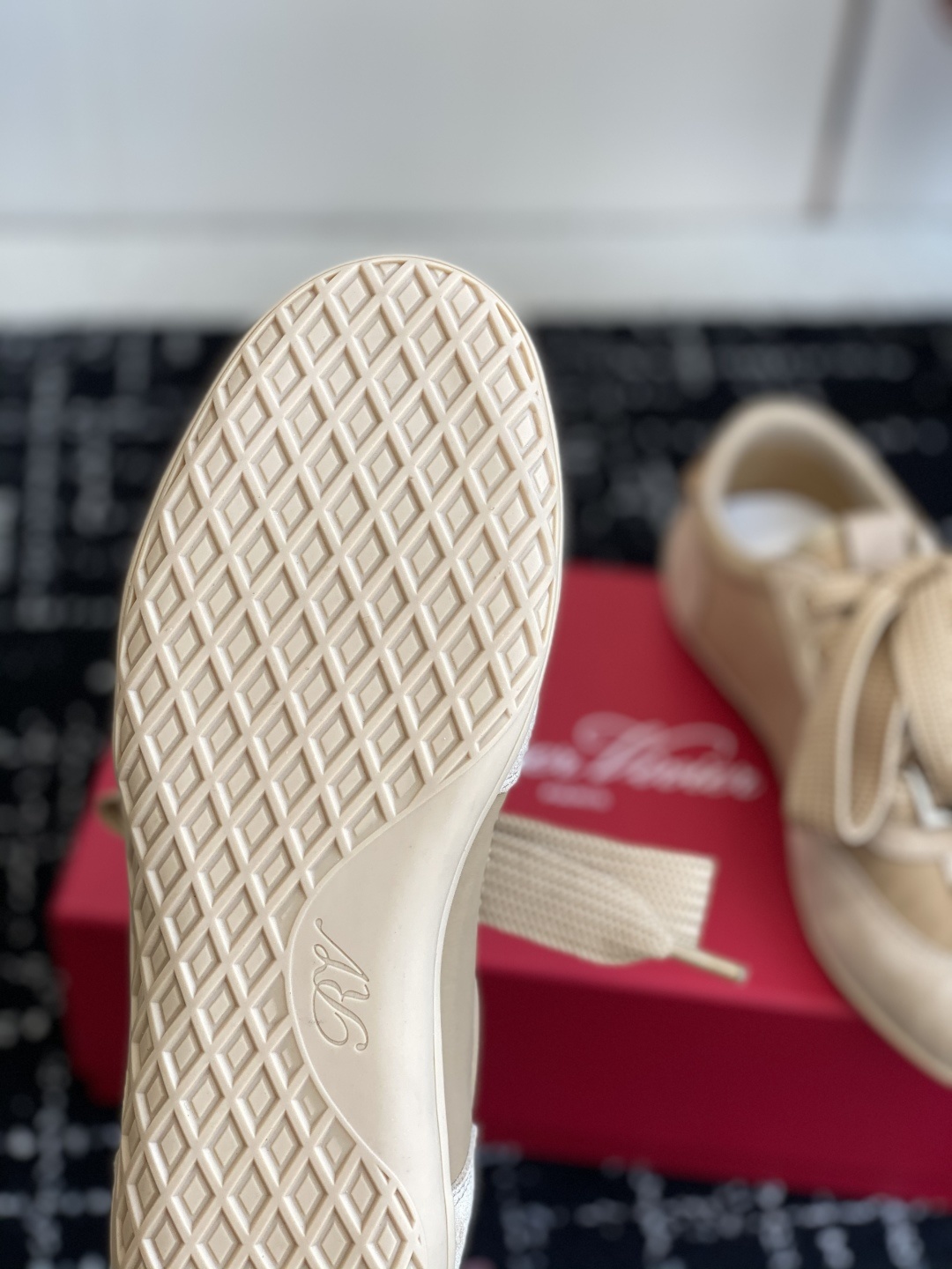 代购级
Roger vivier Rv 25ss 最新德训休闲鞋 休闲德训鞋
注重舒适度的宝子一定要留