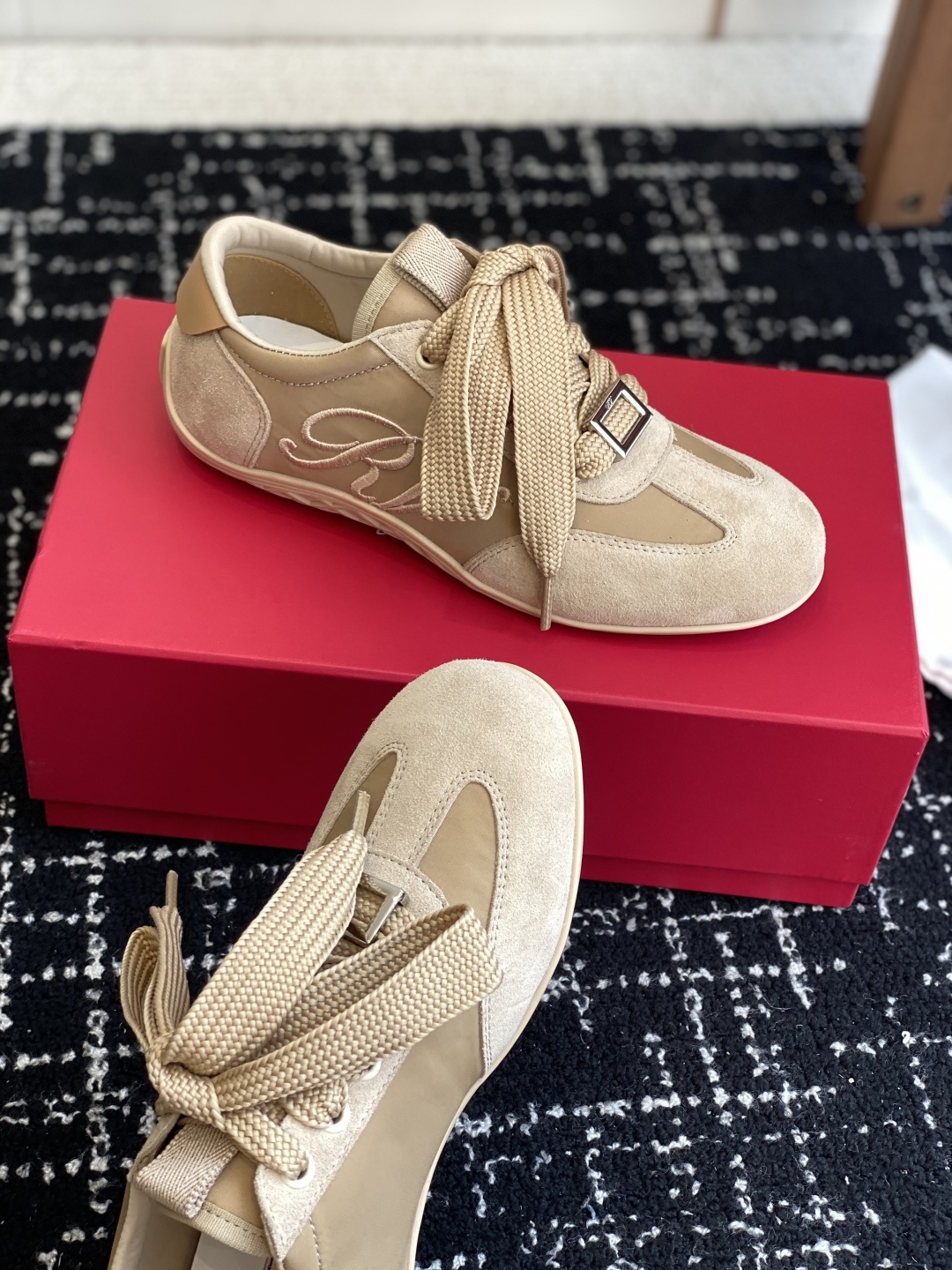 代购级
Roger vivier Rv 25ss 最新德训休闲鞋 休闲德训鞋
注重舒适度的宝子一定要留