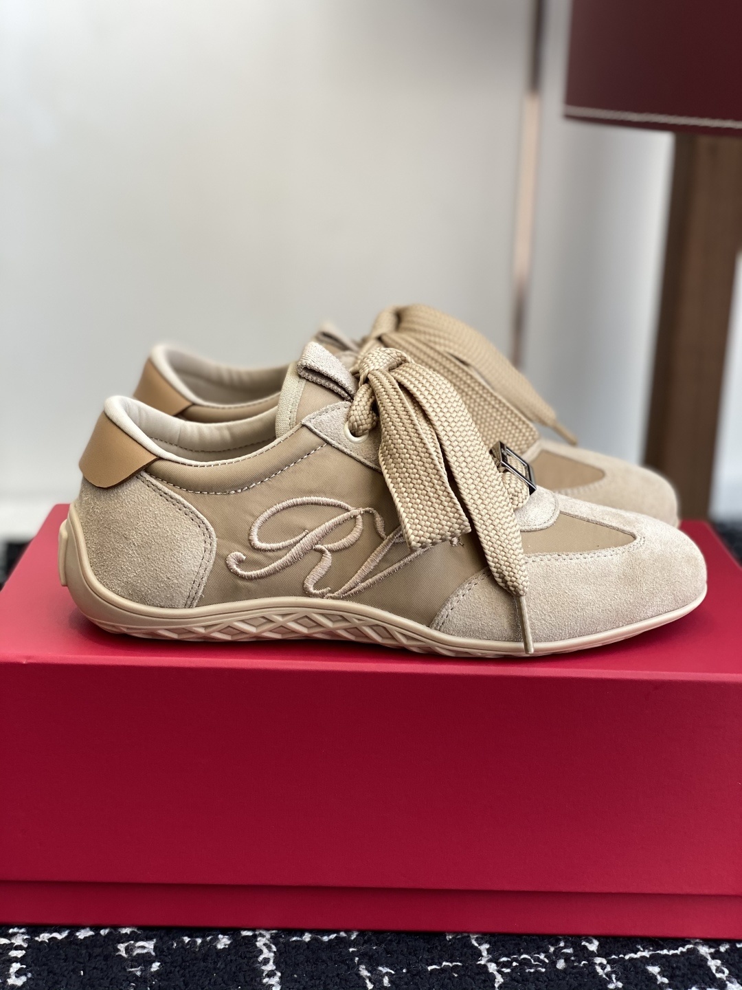 代购级
Roger vivier Rv 25ss 最新德训休闲鞋 休闲德训鞋
注重舒适度的宝子一定要留