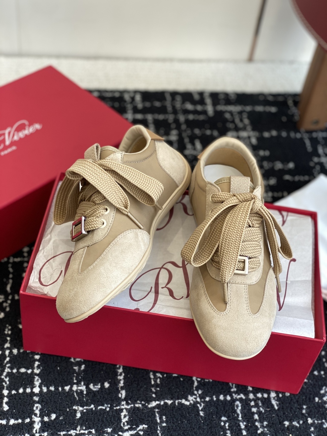 代购级
Roger vivier Rv 25ss 最新德训休闲鞋 休闲德训鞋
注重舒适度的宝子一定要留