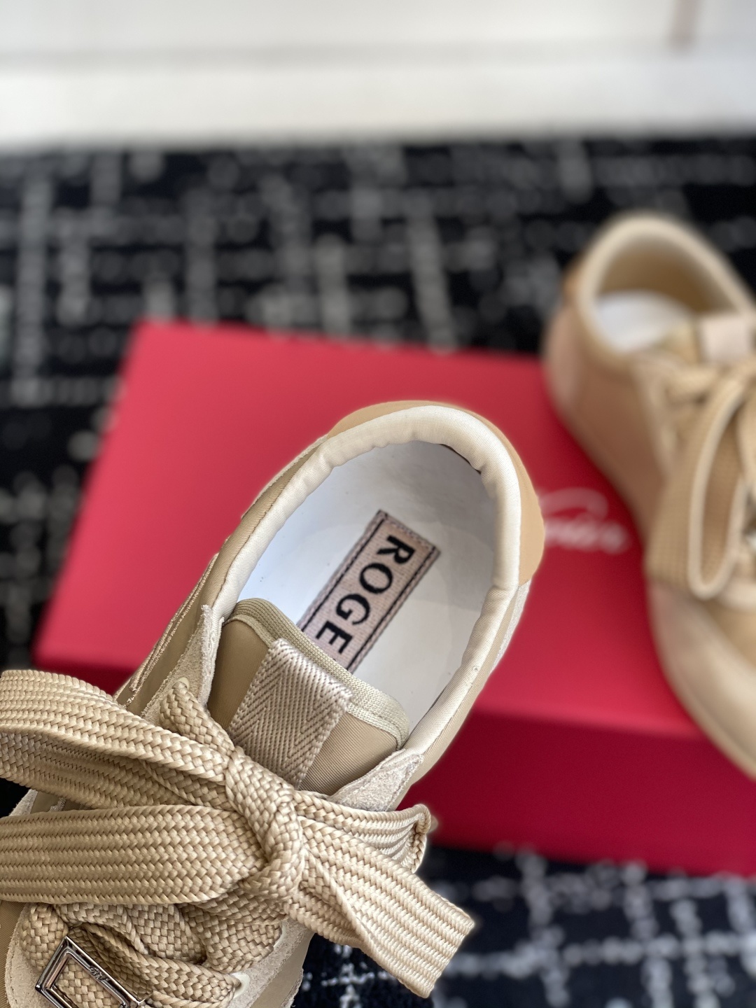 代购级
Roger vivier Rv 25ss 最新德训休闲鞋 休闲德训鞋
注重舒适度的宝子一定要留