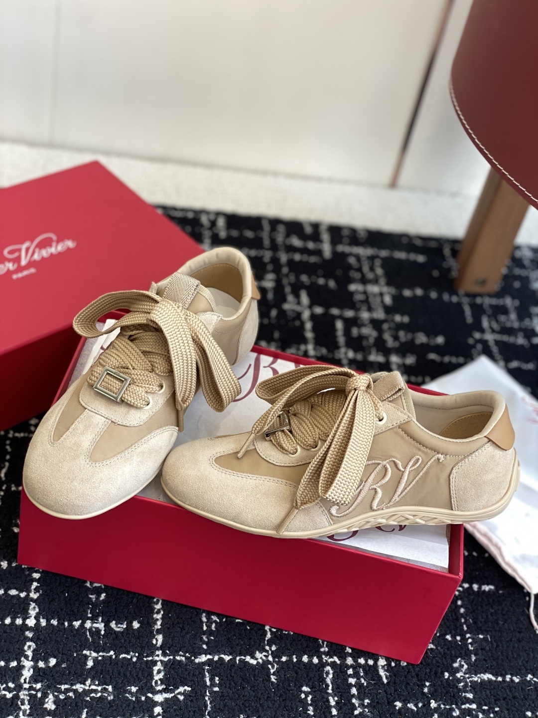 代购级
Roger vivier Rv 25ss 最新德训休闲鞋 休闲德训鞋
注重舒适度的宝子一定要留