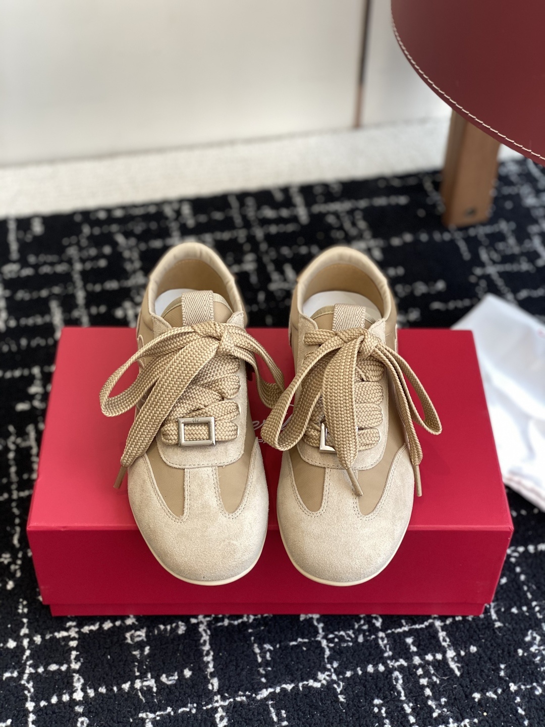 代购级
Roger vivier Rv 25ss 最新德训休闲鞋 休闲德训鞋
注重舒适度的宝子一定要留