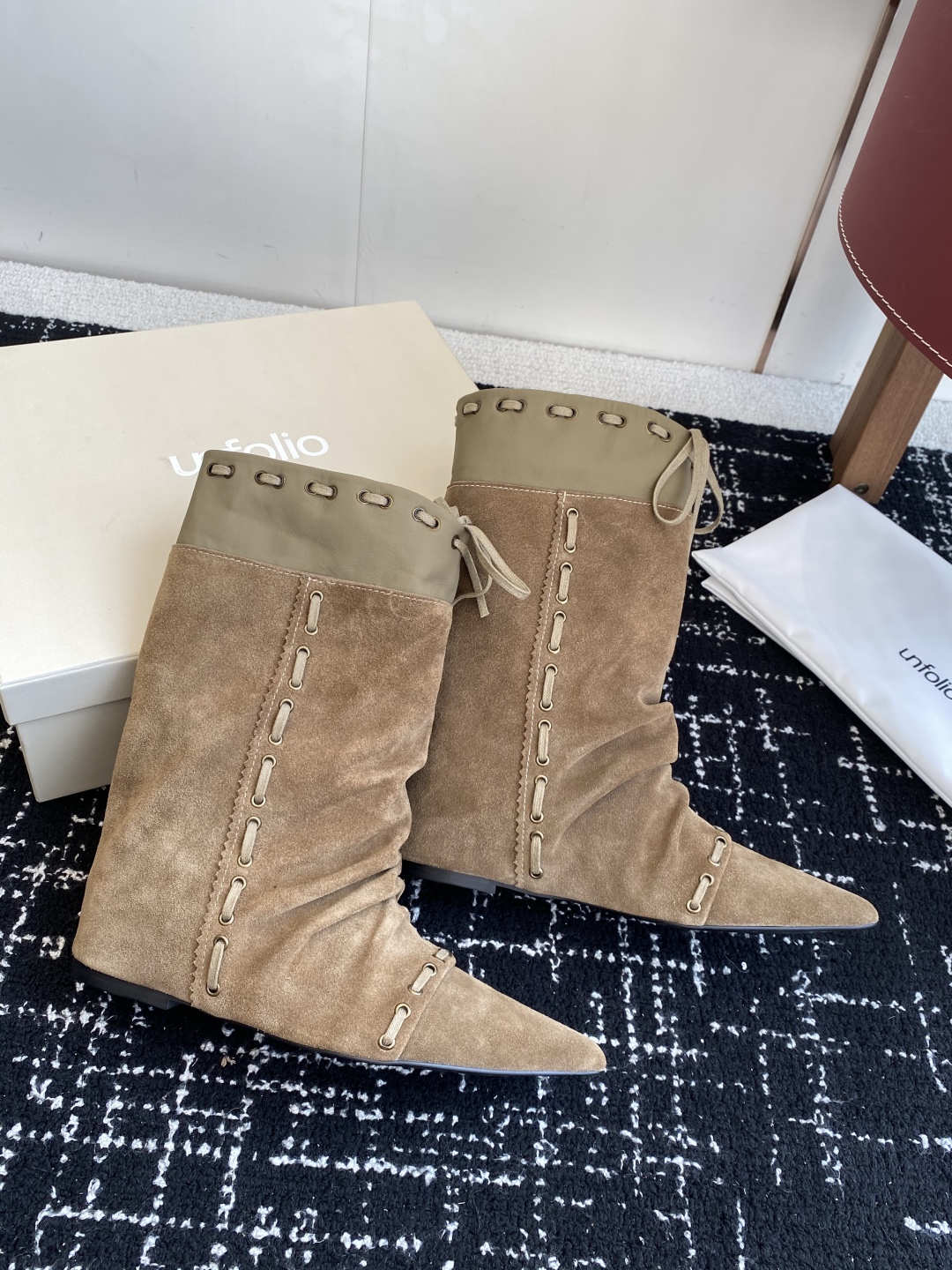 代购级
unfolio 25秋冬新款复古西部牛仔靴，感受秋日与西部复古风的碰撞

通勤和日常穿搭都能轻松