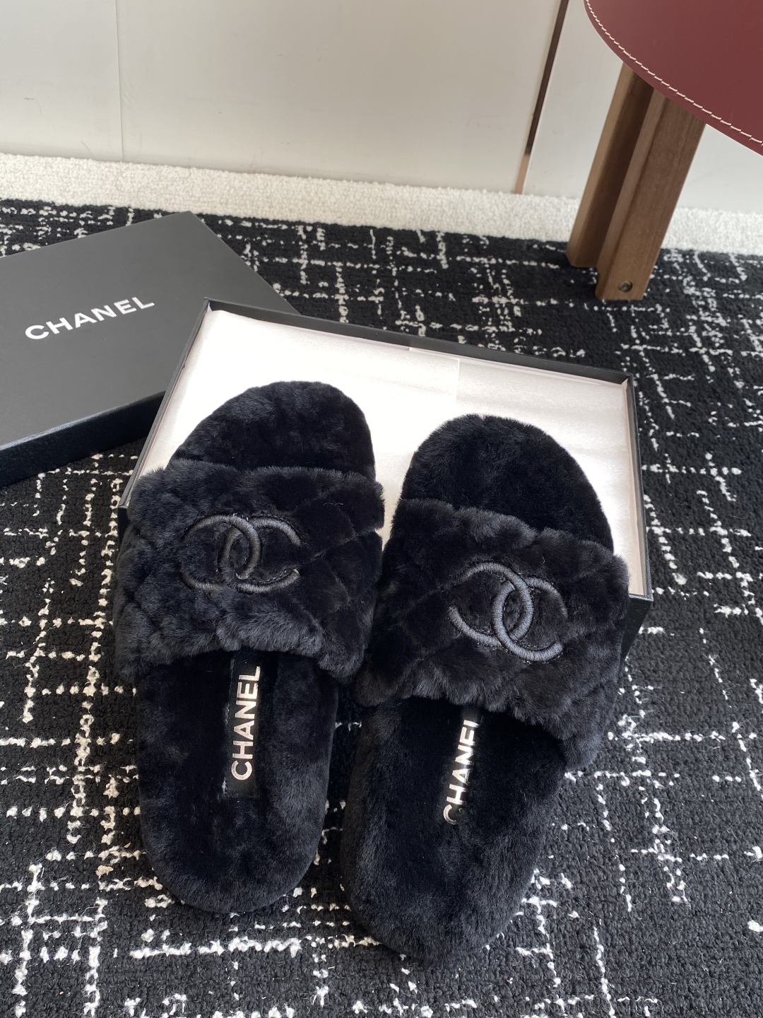 代购级
Chanel 经典四季双C毛毛拖鞋！这款毛拖真的是真太可爱了～

柔软蓬松的毛毛，舒服暖脚! 增