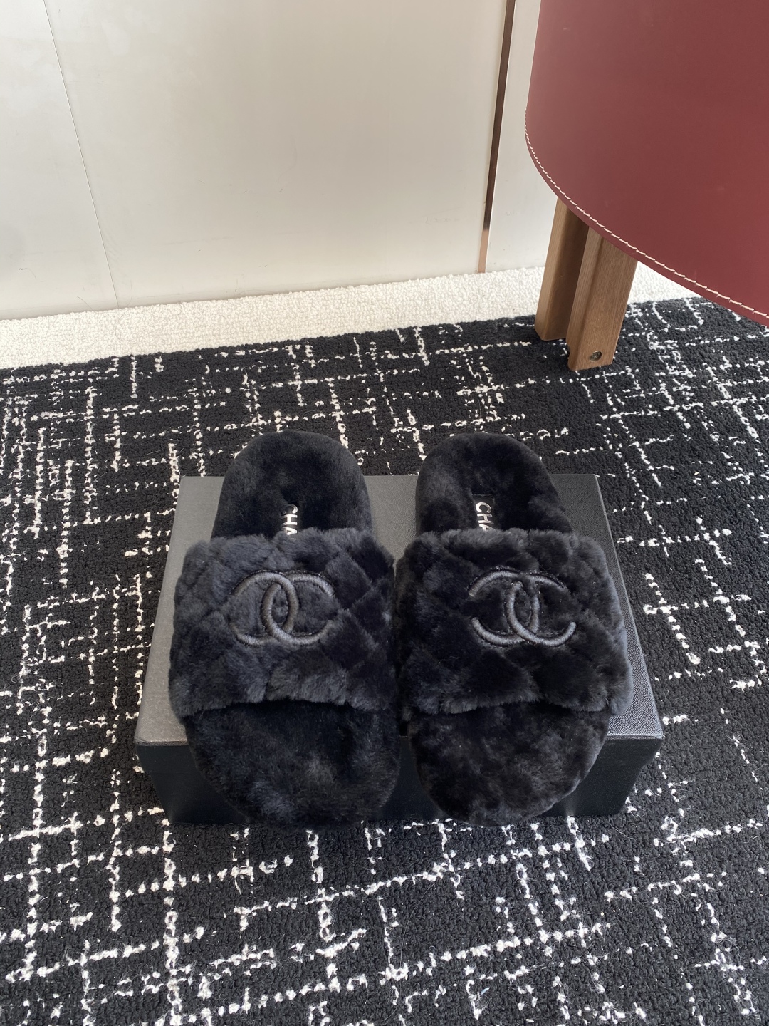 代购级
Chanel 经典四季双C毛毛拖鞋！这款毛拖真的是真太可爱了～

柔软蓬松的毛毛，舒服暖脚! 增