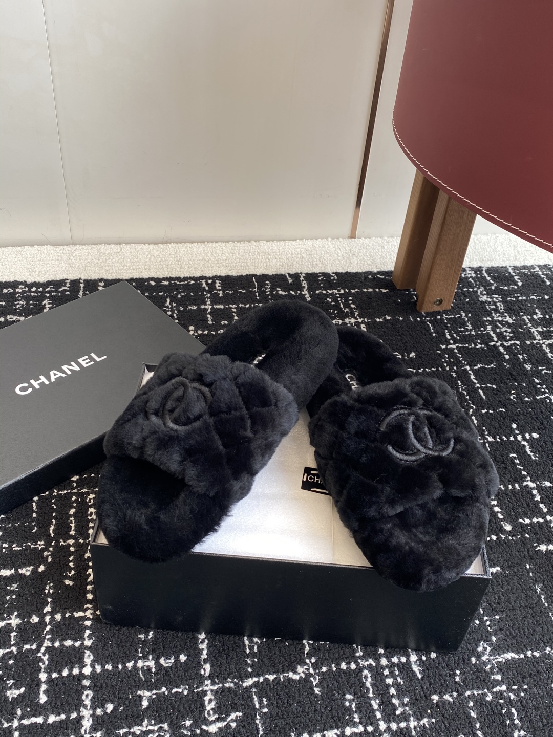 代购级
Chanel 经典四季双C毛毛拖鞋！这款毛拖真的是真太可爱了～

柔软蓬松的毛毛，舒服暖脚! 增