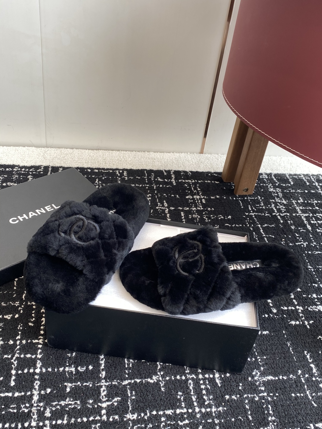 代购级
Chanel 经典四季双C毛毛拖鞋！这款毛拖真的是真太可爱了～

柔软蓬松的毛毛，舒服暖脚! 增