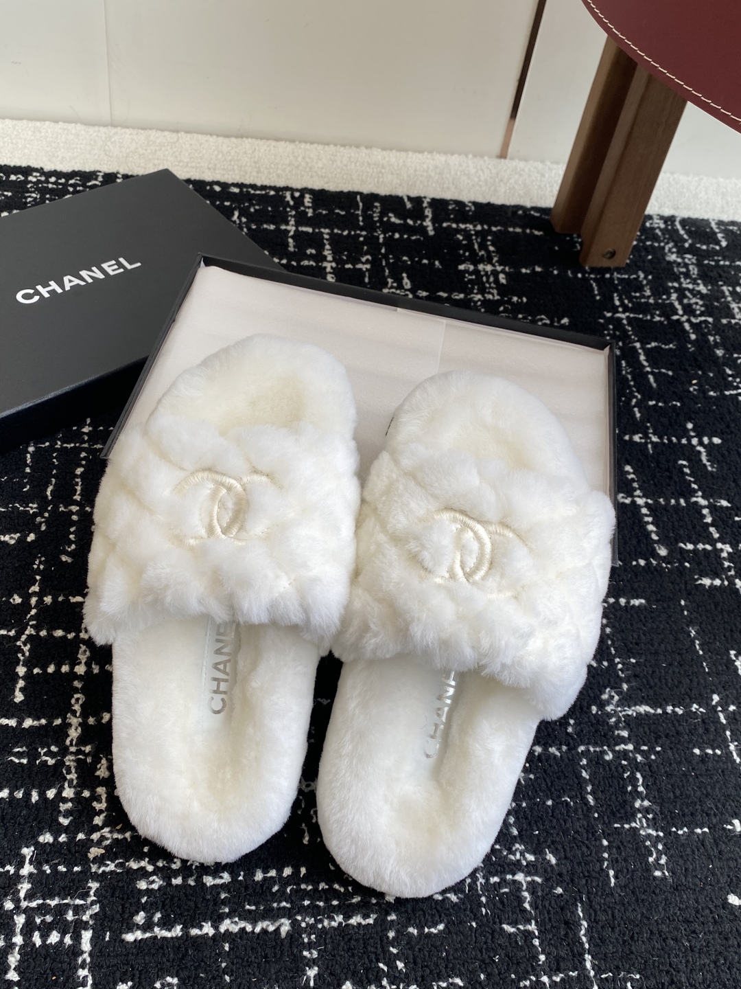 代购级
Chanel 经典四季双C毛毛拖鞋！这款毛拖真的是真太可爱了～

柔软蓬松的毛毛，舒服暖脚! 增