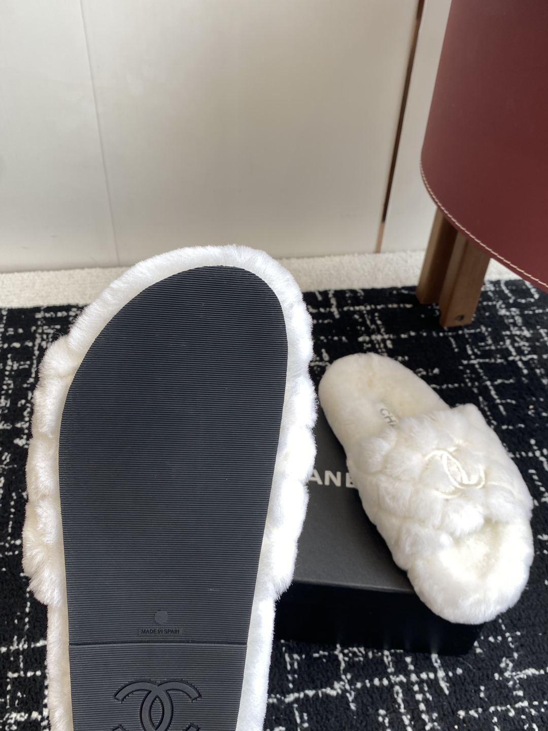 代购级
Chanel 经典四季双C毛毛拖鞋！这款毛拖真的是真太可爱了～

柔软蓬松的毛毛，舒服暖脚! 增