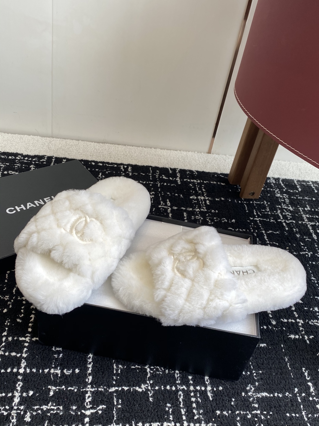 代购级
Chanel 经典四季双C毛毛拖鞋！这款毛拖真的是真太可爱了～

柔软蓬松的毛毛，舒服暖脚! 增