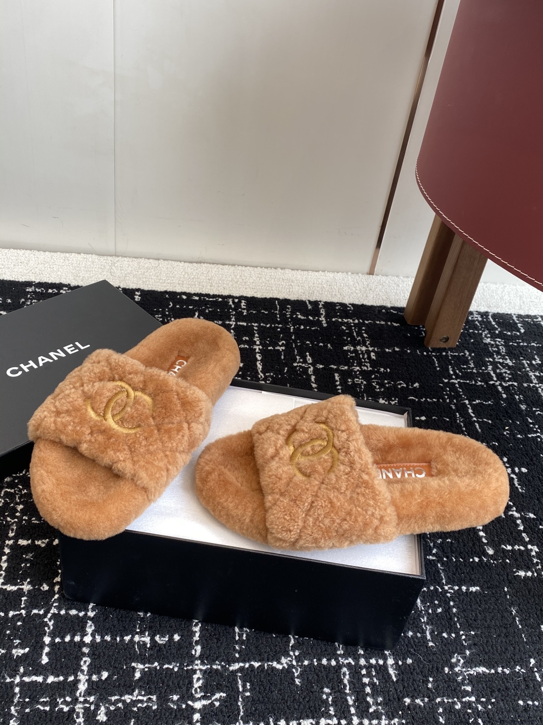 代购级
Chanel 经典四季双C毛毛拖鞋！这款毛拖真的是真太可爱了～

柔软蓬松的毛毛，舒服暖脚! 增