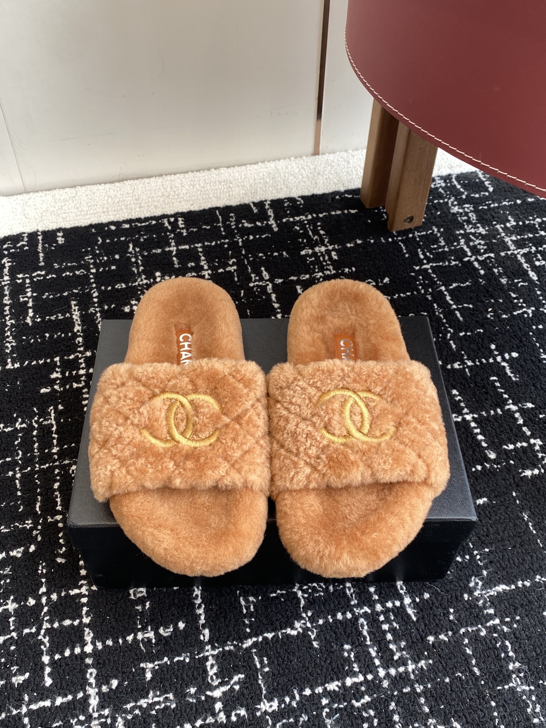 代购级
Chanel 经典四季双C毛毛拖鞋！这款毛拖真的是真太可爱了～

柔软蓬松的毛毛，舒服暖脚! 增