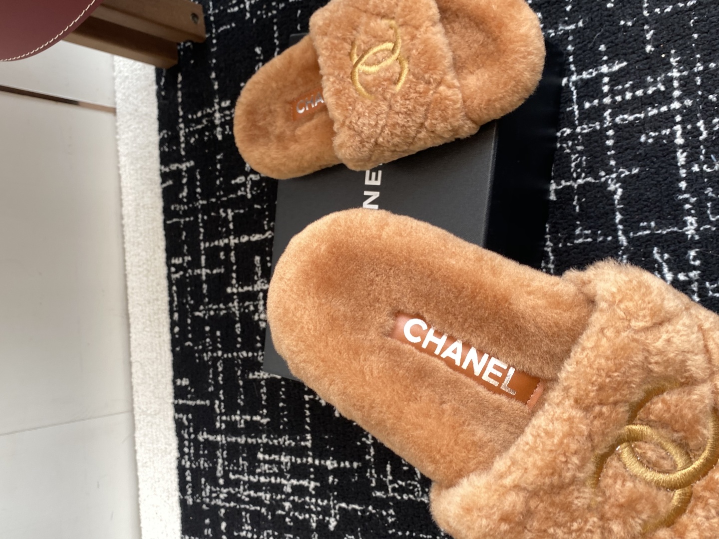 代购级
Chanel 经典四季双C毛毛拖鞋！这款毛拖真的是真太可爱了～

柔软蓬松的毛毛，舒服暖脚! 增