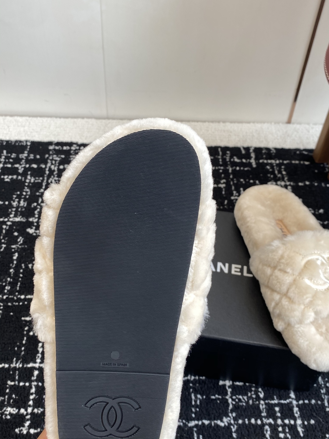 代购级
Chanel 经典四季双C毛毛拖鞋！这款毛拖真的是真太可爱了～

柔软蓬松的毛毛，舒服暖脚! 增
