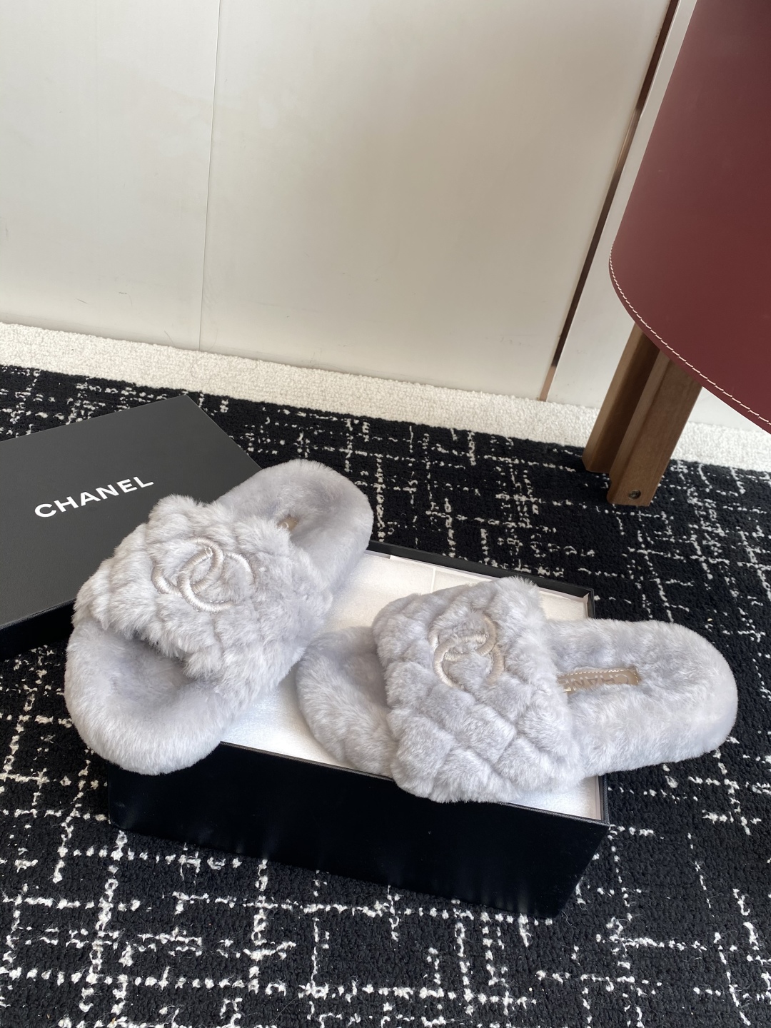代购级
Chanel 经典四季双C毛毛拖鞋！这款毛拖真的是真太可爱了～

柔软蓬松的毛毛，舒服暖脚! 增
