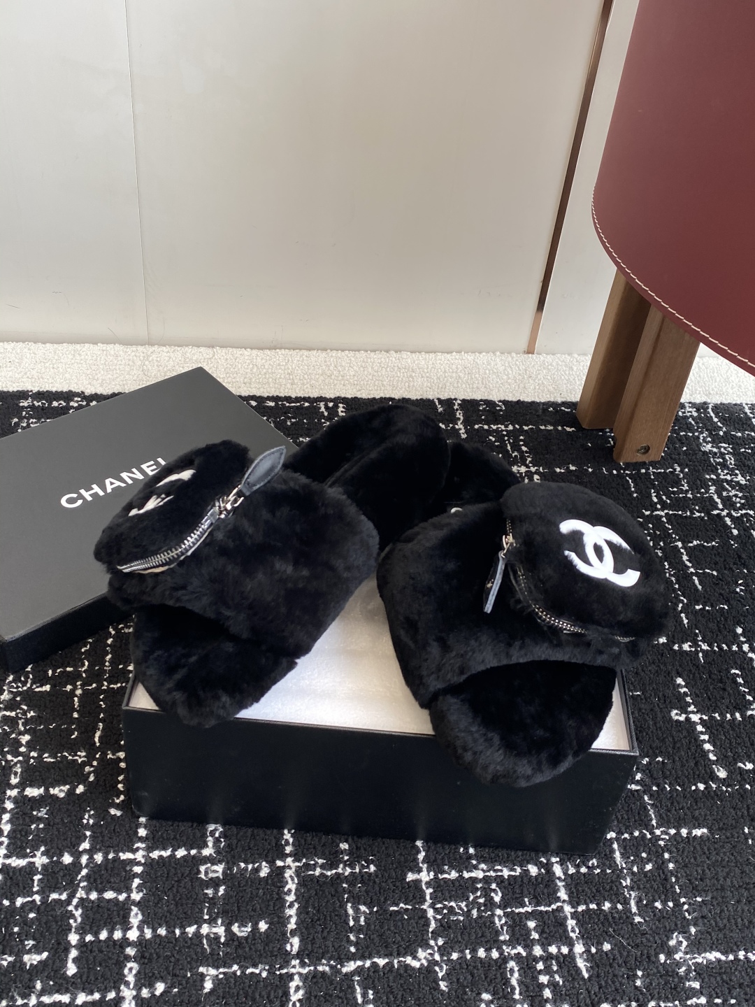 代购级
Chanel 经典四季双C毛毛拖鞋！这款毛拖真的是真太可爱了～

柔软蓬松的毛毛，舒服暖脚! 增