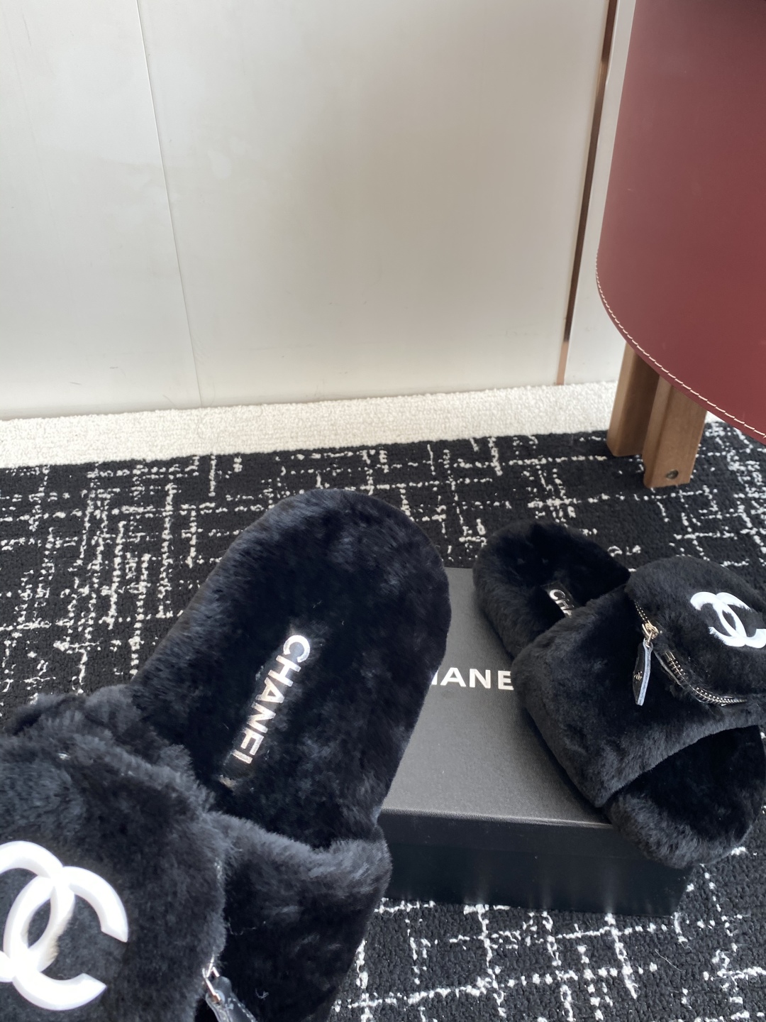 代购级
Chanel 经典四季双C毛毛拖鞋！这款毛拖真的是真太可爱了～

柔软蓬松的毛毛，舒服暖脚! 增