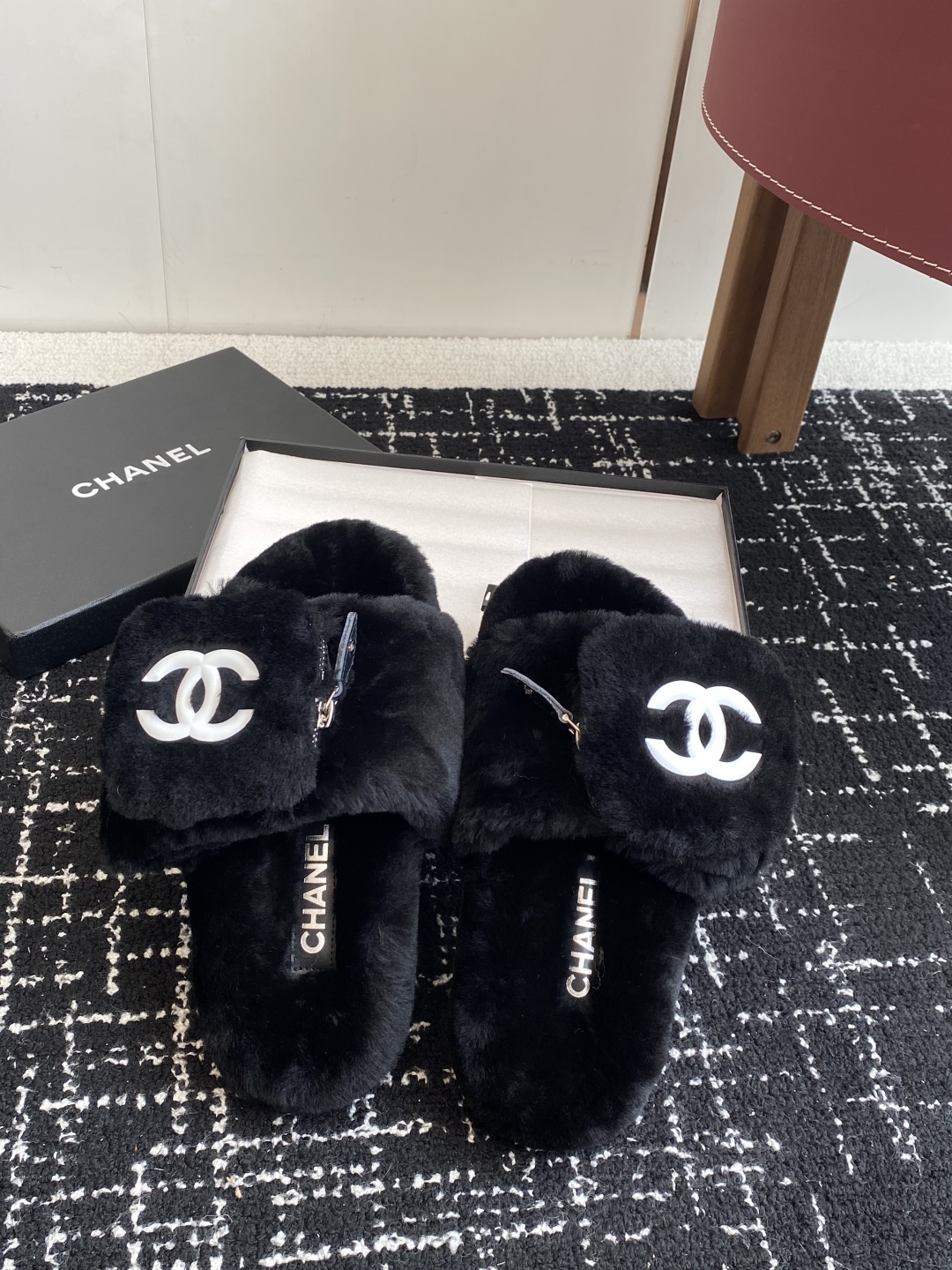 代购级
Chanel 经典四季双C毛毛拖鞋！这款毛拖真的是真太可爱了～

柔软蓬松的毛毛，舒服暖脚! 增