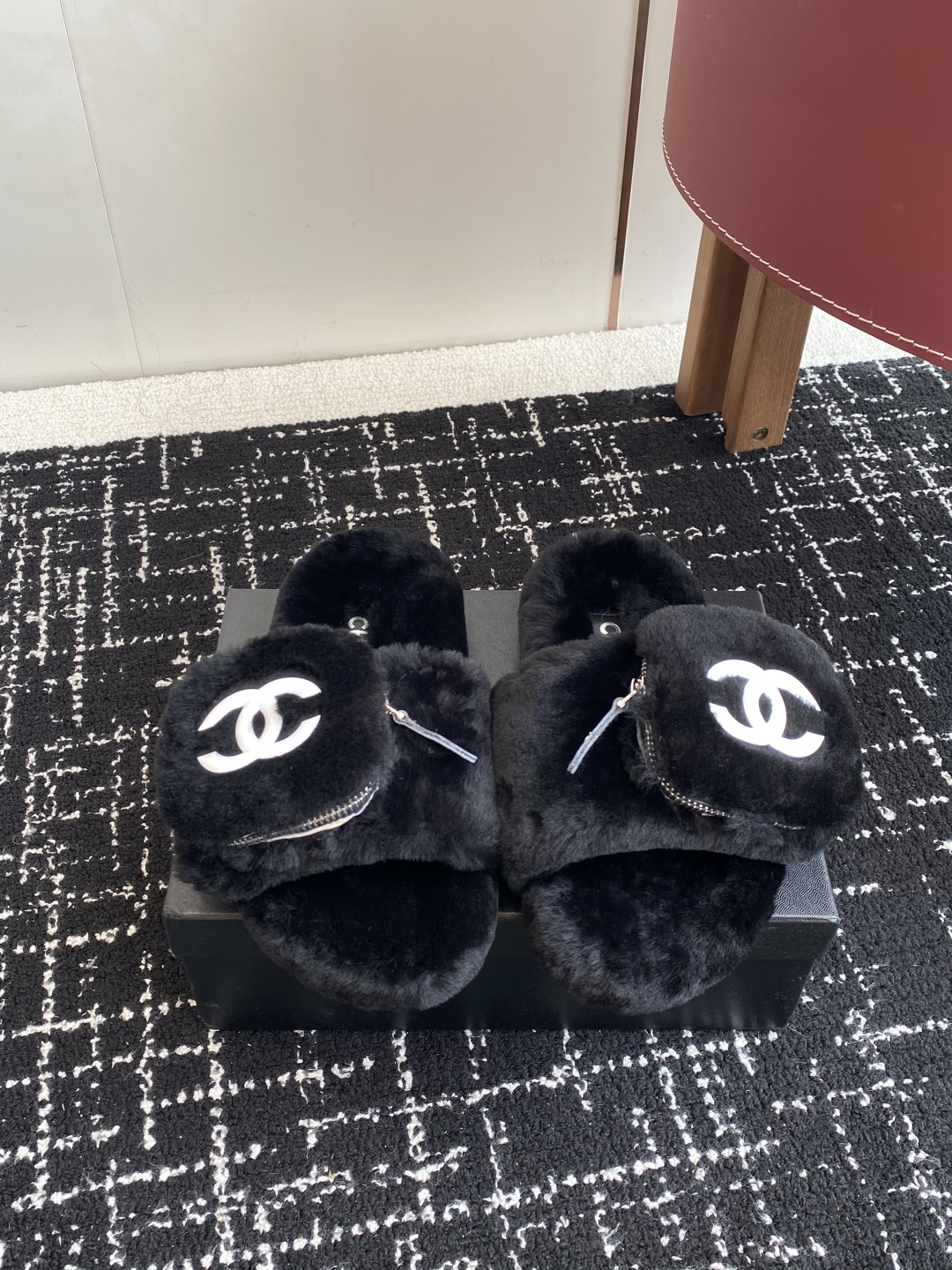 代购级
Chanel 经典四季双C毛毛拖鞋！这款毛拖真的是真太可爱了～

柔软蓬松的毛毛，舒服暖脚! 增