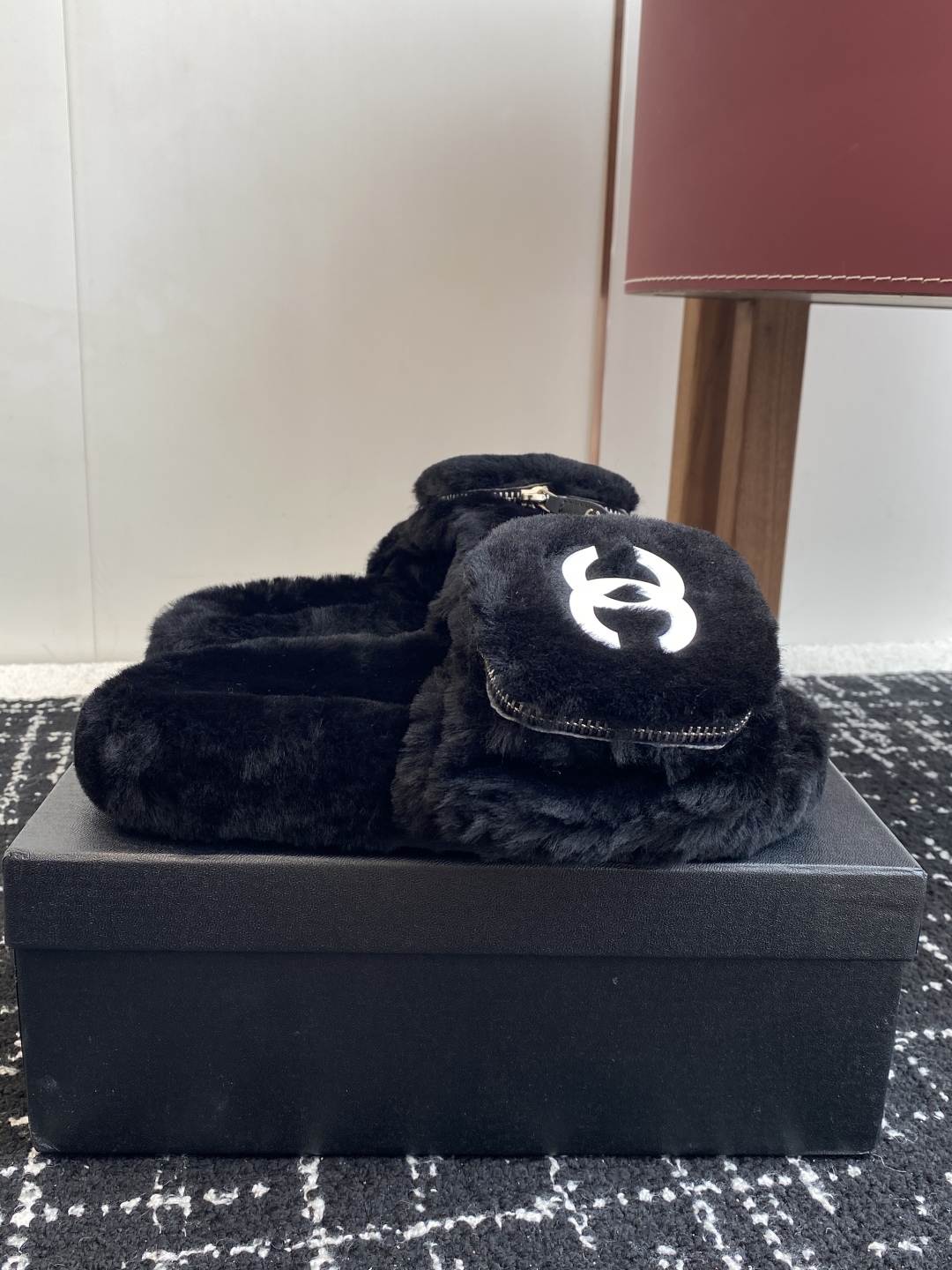 代购级
Chanel 经典四季双C毛毛拖鞋！这款毛拖真的是真太可爱了～

柔软蓬松的毛毛，舒服暖脚! 增