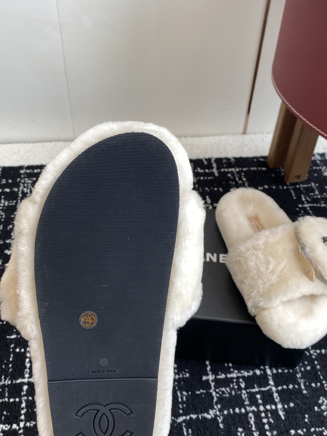 代购级
Chanel 经典四季双C毛毛拖鞋！这款毛拖真的是真太可爱了～

柔软蓬松的毛毛，舒服暖脚! 增