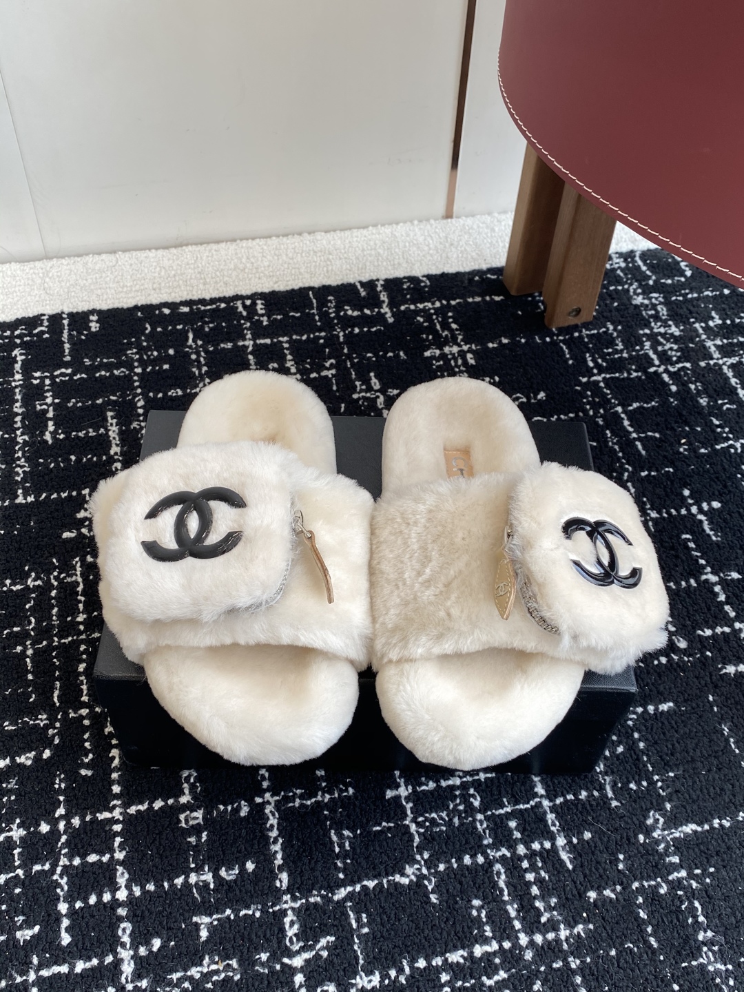 代购级
Chanel 经典四季双C毛毛拖鞋！这款毛拖真的是真太可爱了～

柔软蓬松的毛毛，舒服暖脚! 增