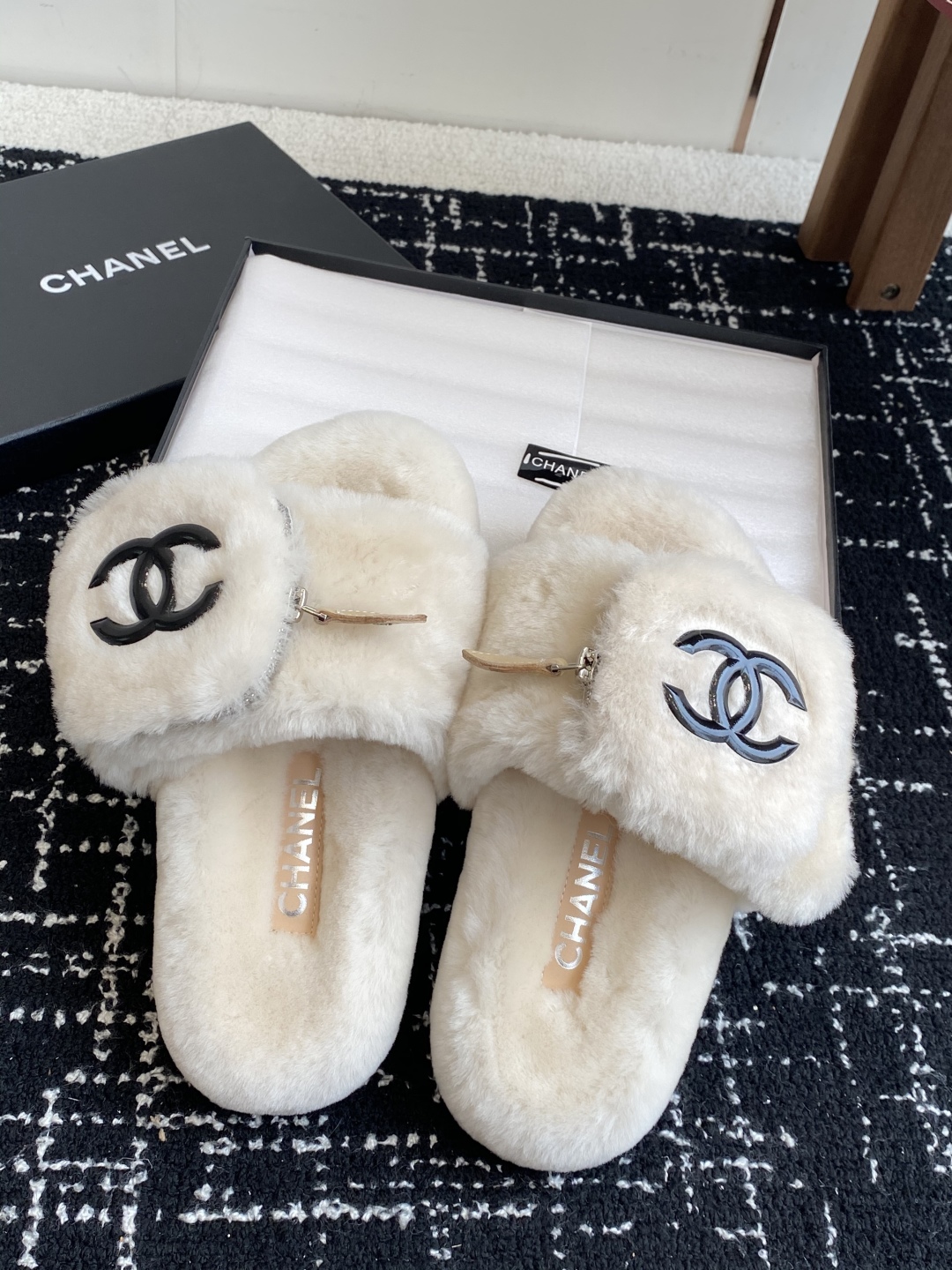代购级
Chanel 经典四季双C毛毛拖鞋！这款毛拖真的是真太可爱了～

柔软蓬松的毛毛，舒服暖脚! 增