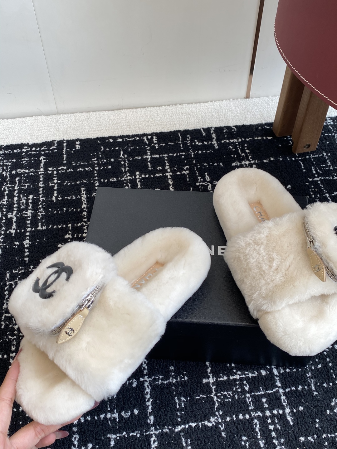 代购级
Chanel 经典四季双C毛毛拖鞋！这款毛拖真的是真太可爱了～

柔软蓬松的毛毛，舒服暖脚! 增