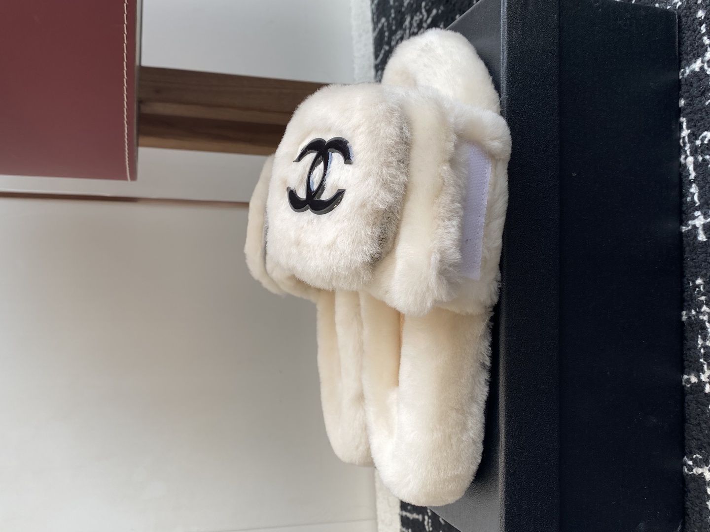 代购级
Chanel 经典四季双C毛毛拖鞋！这款毛拖真的是真太可爱了～

柔软蓬松的毛毛，舒服暖脚! 增