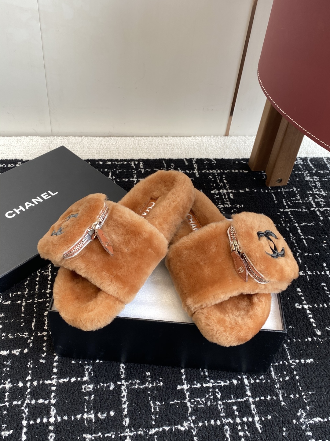代购级
Chanel 经典四季双C毛毛拖鞋！这款毛拖真的是真太可爱了～

柔软蓬松的毛毛，舒服暖脚! 增