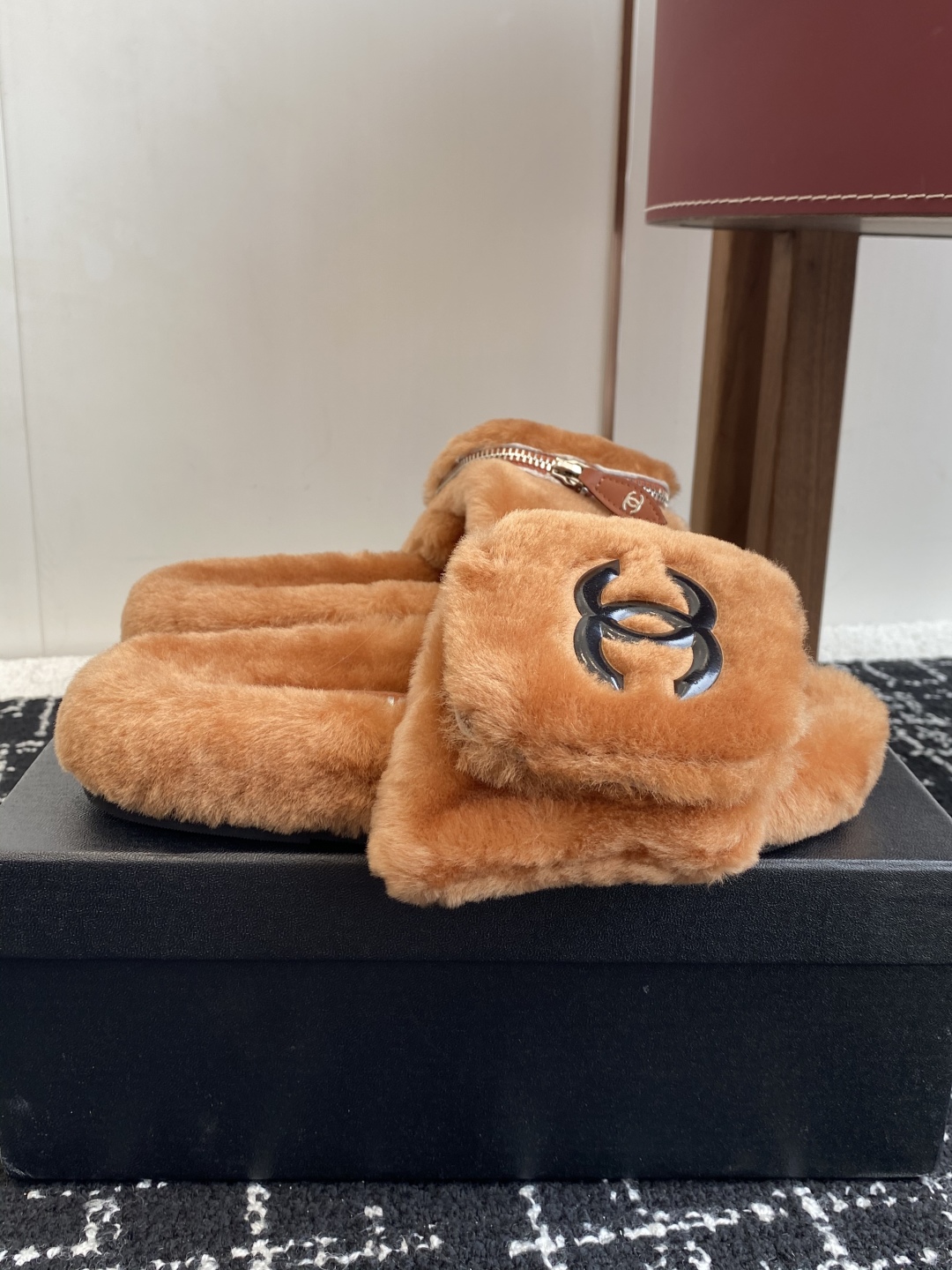 代购级
Chanel 经典四季双C毛毛拖鞋！这款毛拖真的是真太可爱了～

柔软蓬松的毛毛，舒服暖脚! 增