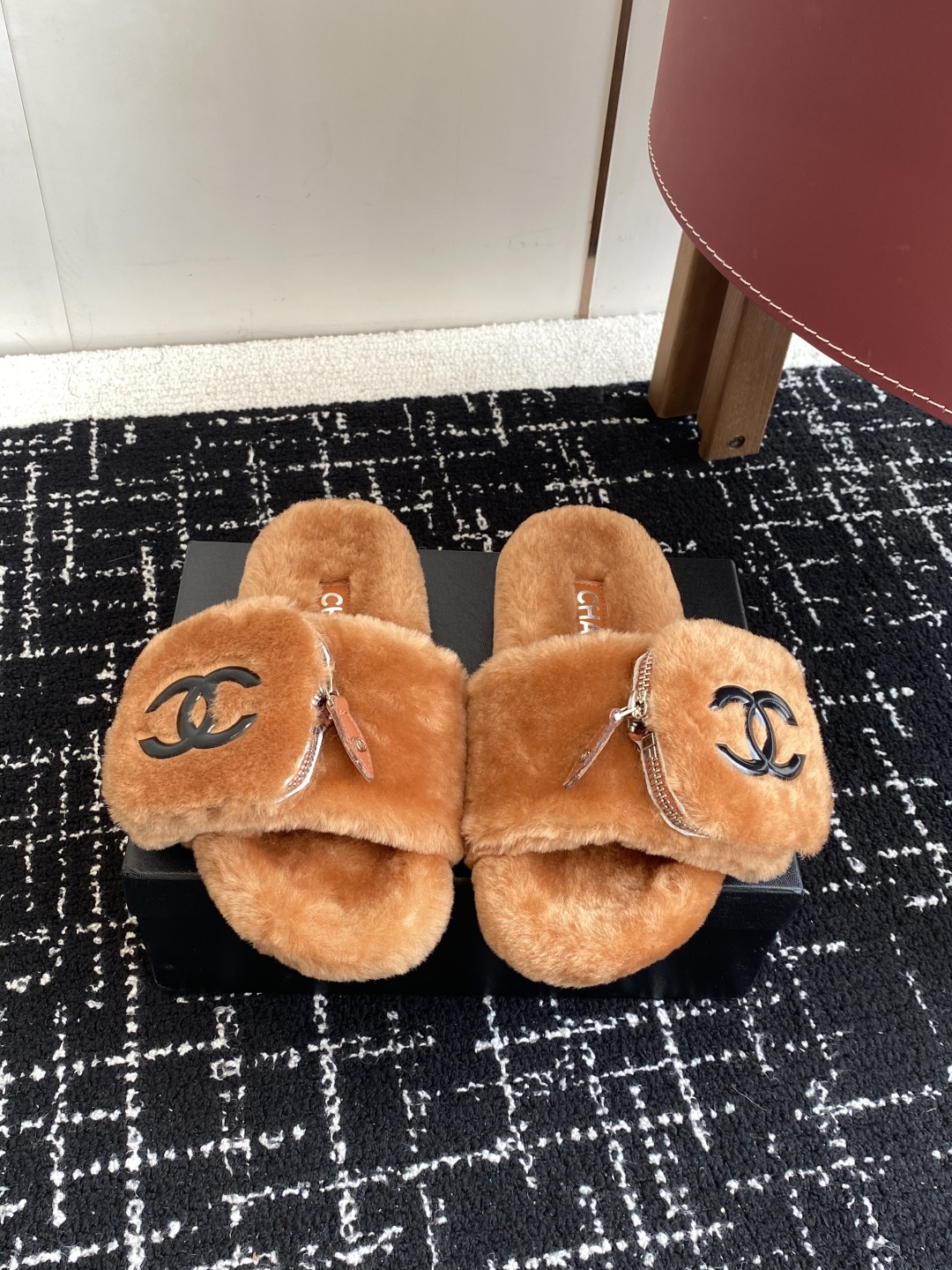 代购级
Chanel 经典四季双C毛毛拖鞋！这款毛拖真的是真太可爱了～

柔软蓬松的毛毛，舒服暖脚! 增