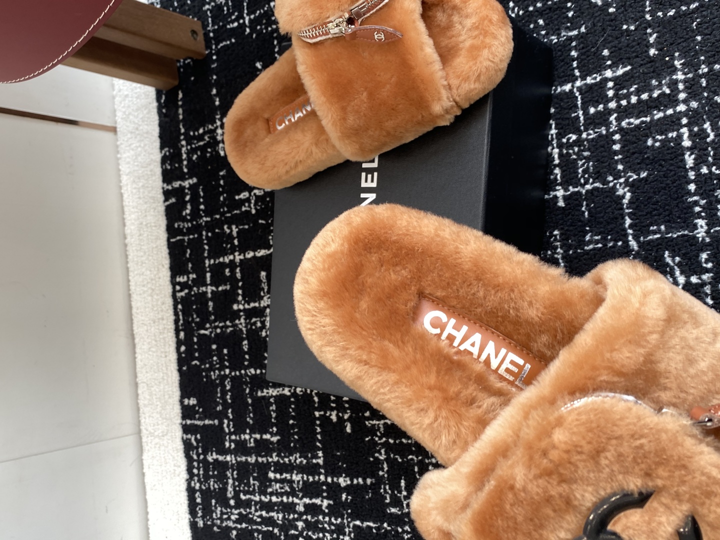 代购级
Chanel 经典四季双C毛毛拖鞋！这款毛拖真的是真太可爱了～

柔软蓬松的毛毛，舒服暖脚! 增