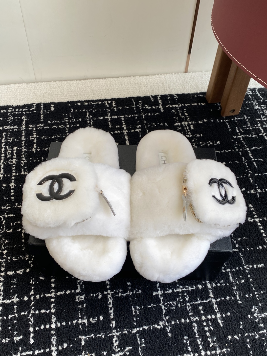 代购级
Chanel 经典四季双C毛毛拖鞋！这款毛拖真的是真太可爱了～

柔软蓬松的毛毛，舒服暖脚! 增