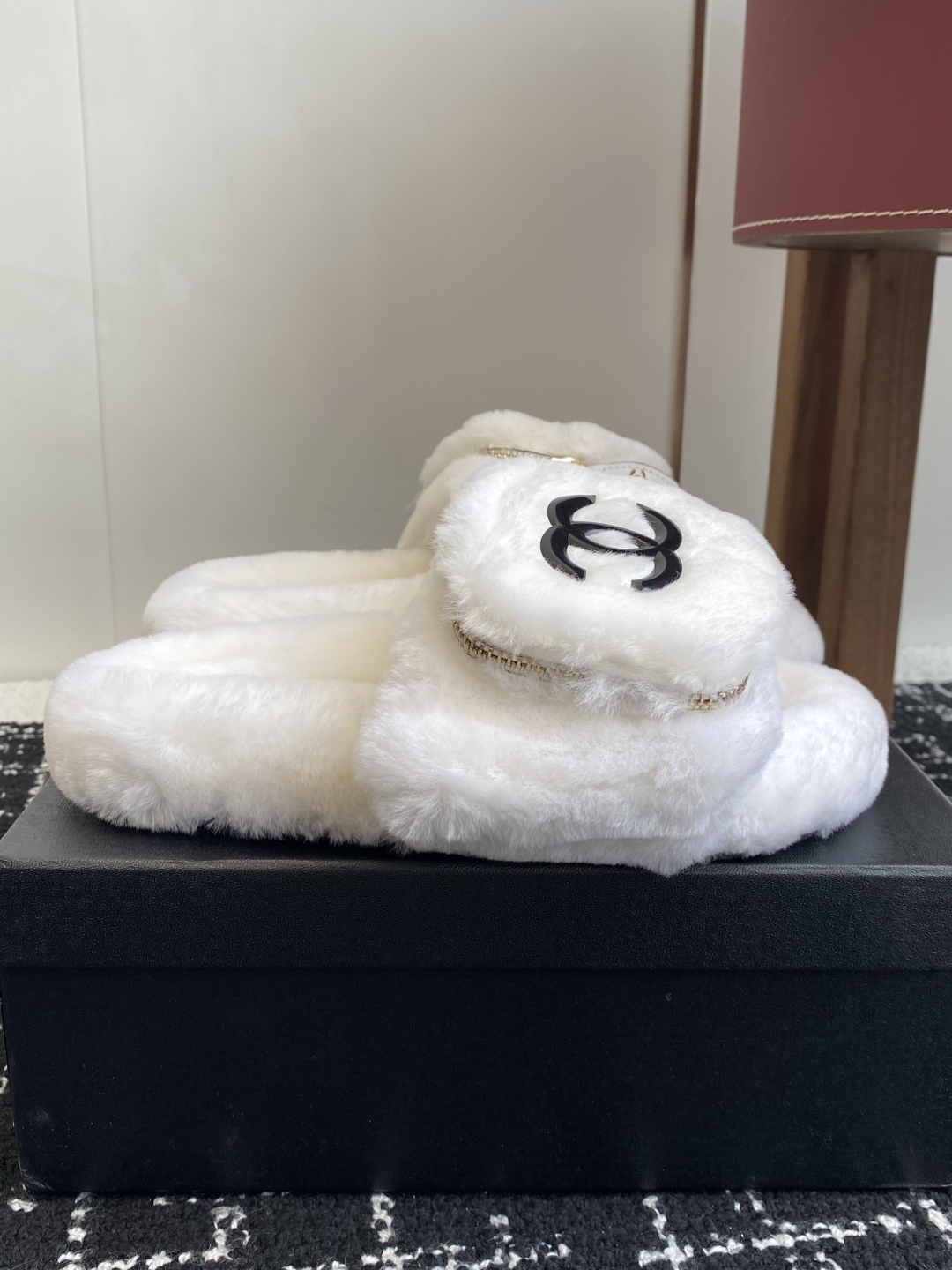 代购级
Chanel 经典四季双C毛毛拖鞋！这款毛拖真的是真太可爱了～

柔软蓬松的毛毛，舒服暖脚! 增