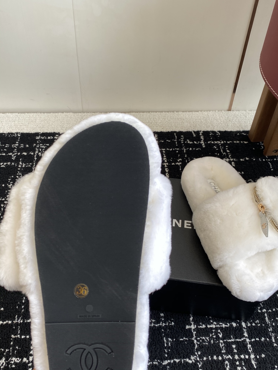 代购级
Chanel 经典四季双C毛毛拖鞋！这款毛拖真的是真太可爱了～

柔软蓬松的毛毛，舒服暖脚! 增