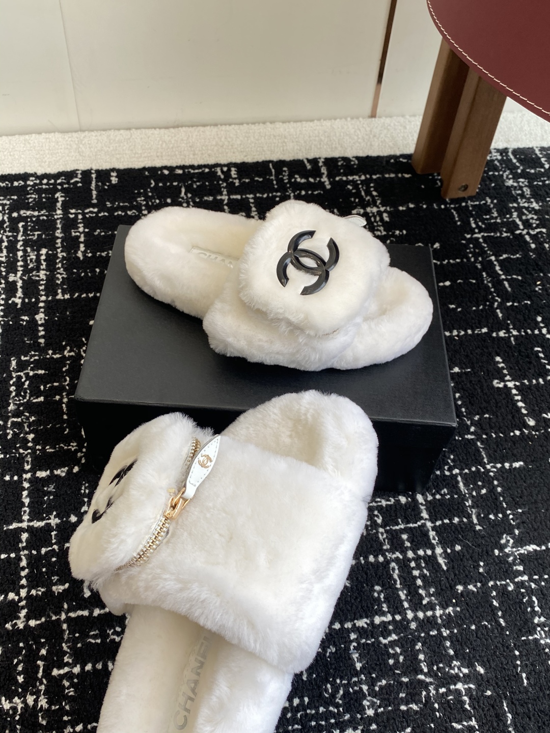 代购级
Chanel 经典四季双C毛毛拖鞋！这款毛拖真的是真太可爱了～

柔软蓬松的毛毛，舒服暖脚! 增