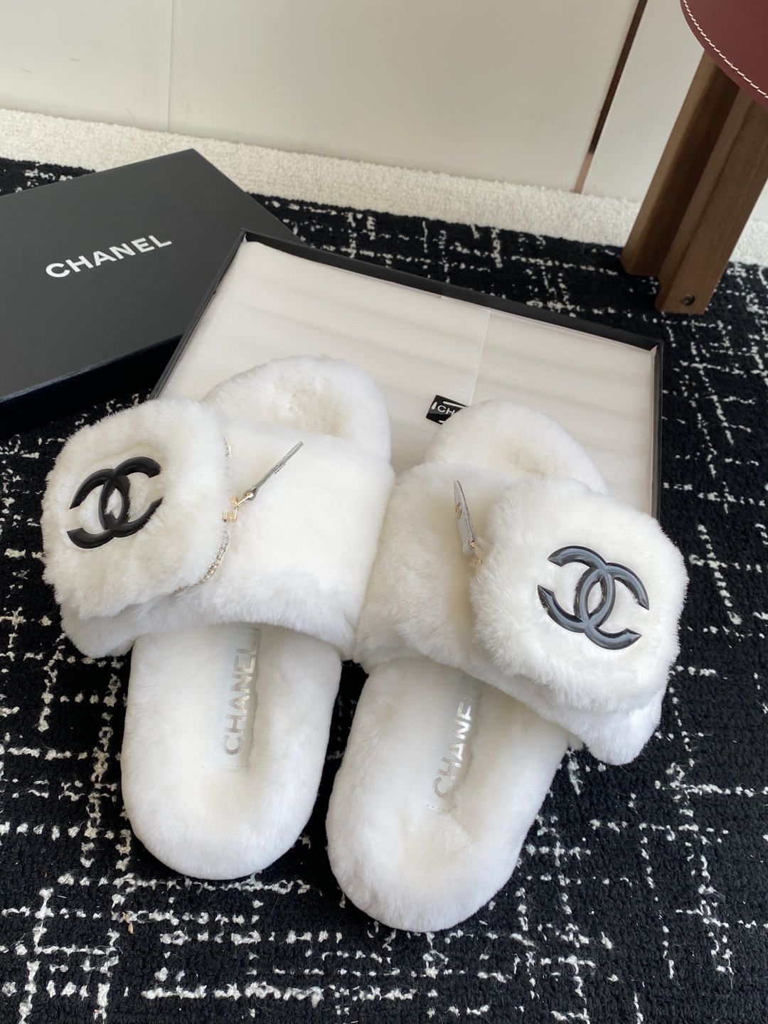 代购级
Chanel 经典四季双C毛毛拖鞋！这款毛拖真的是真太可爱了～

柔软蓬松的毛毛，舒服暖脚! 增