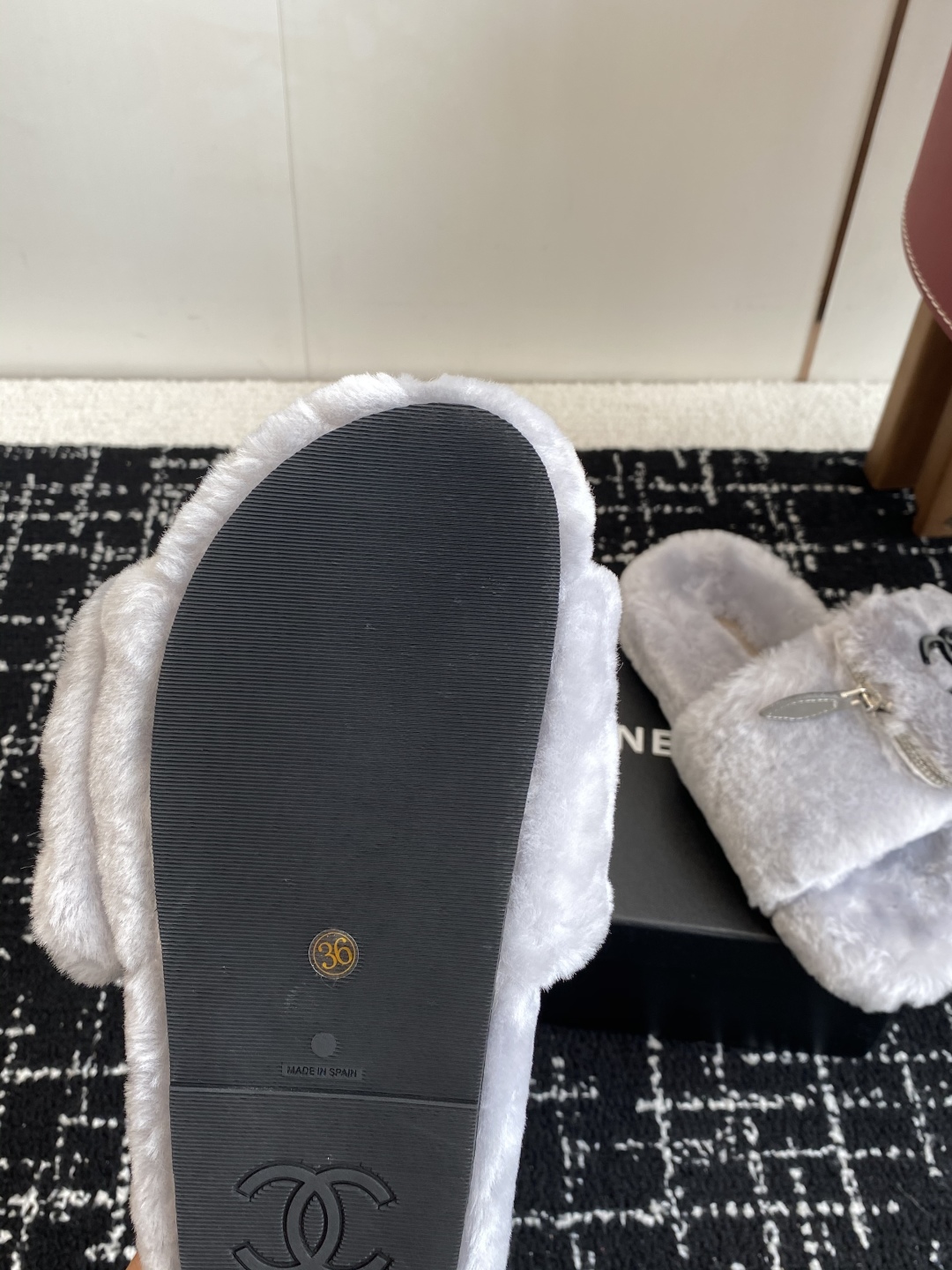 代购级
Chanel 经典四季双C毛毛拖鞋！这款毛拖真的是真太可爱了～

柔软蓬松的毛毛，舒服暖脚! 增