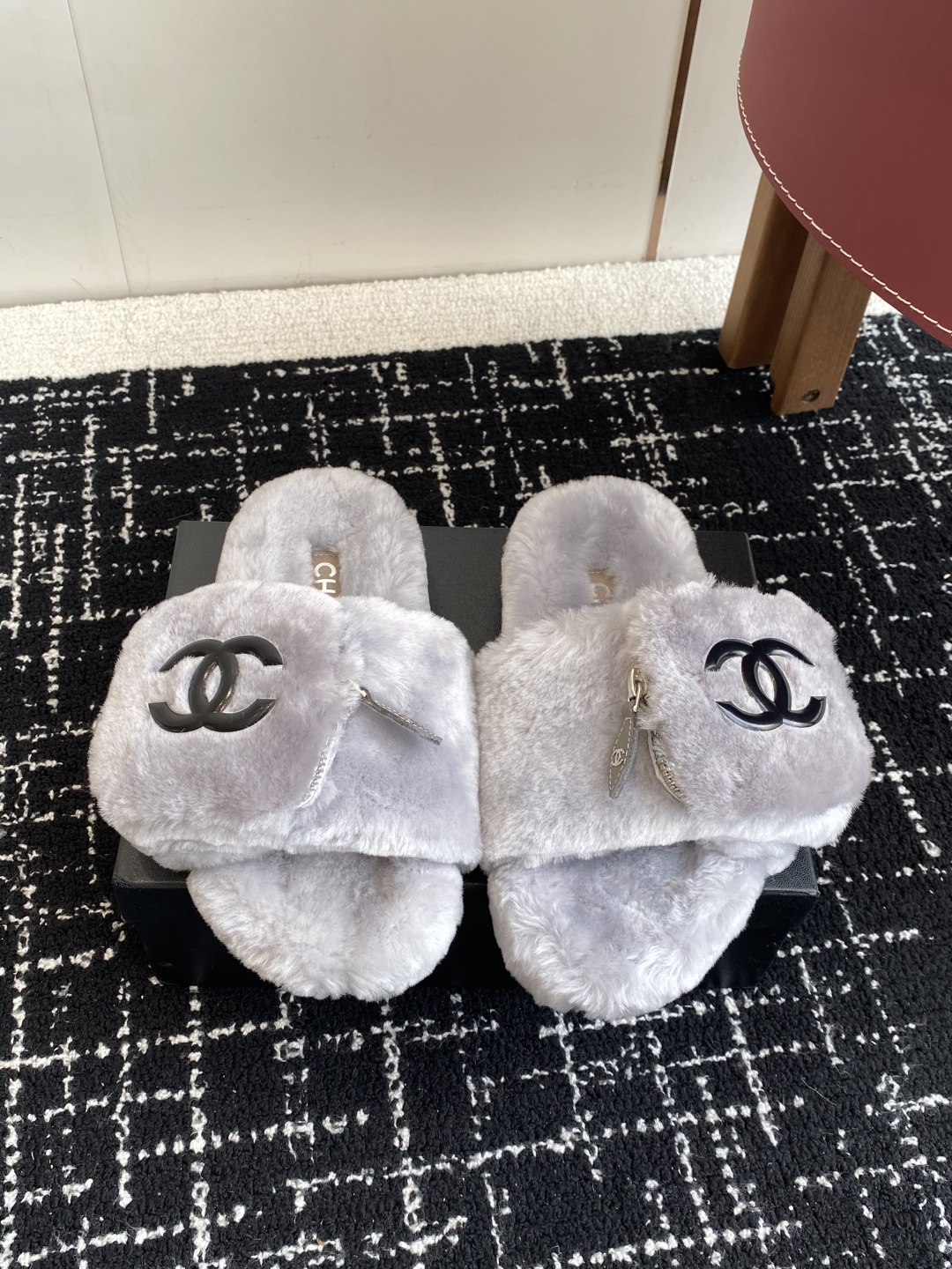 代购级
Chanel 经典四季双C毛毛拖鞋！这款毛拖真的是真太可爱了～

柔软蓬松的毛毛，舒服暖脚! 增