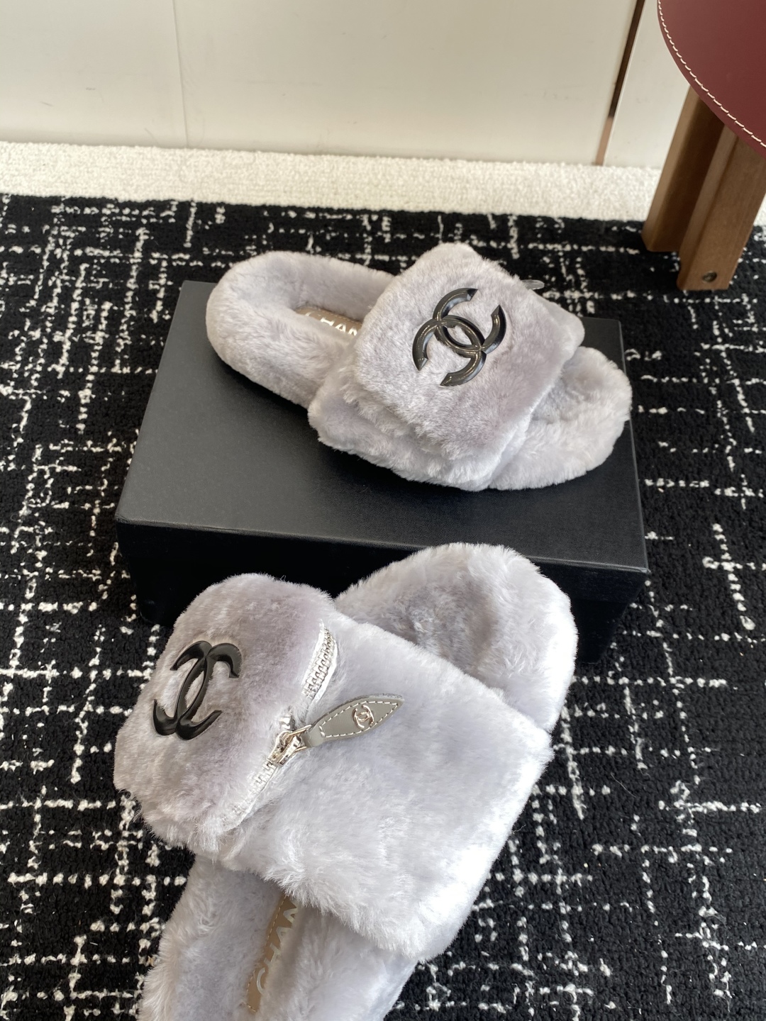 代购级
Chanel 经典四季双C毛毛拖鞋！这款毛拖真的是真太可爱了～

柔软蓬松的毛毛，舒服暖脚! 增