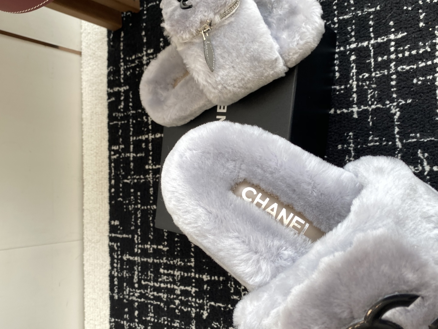 代购级
Chanel 经典四季双C毛毛拖鞋！这款毛拖真的是真太可爱了～

柔软蓬松的毛毛，舒服暖脚! 增