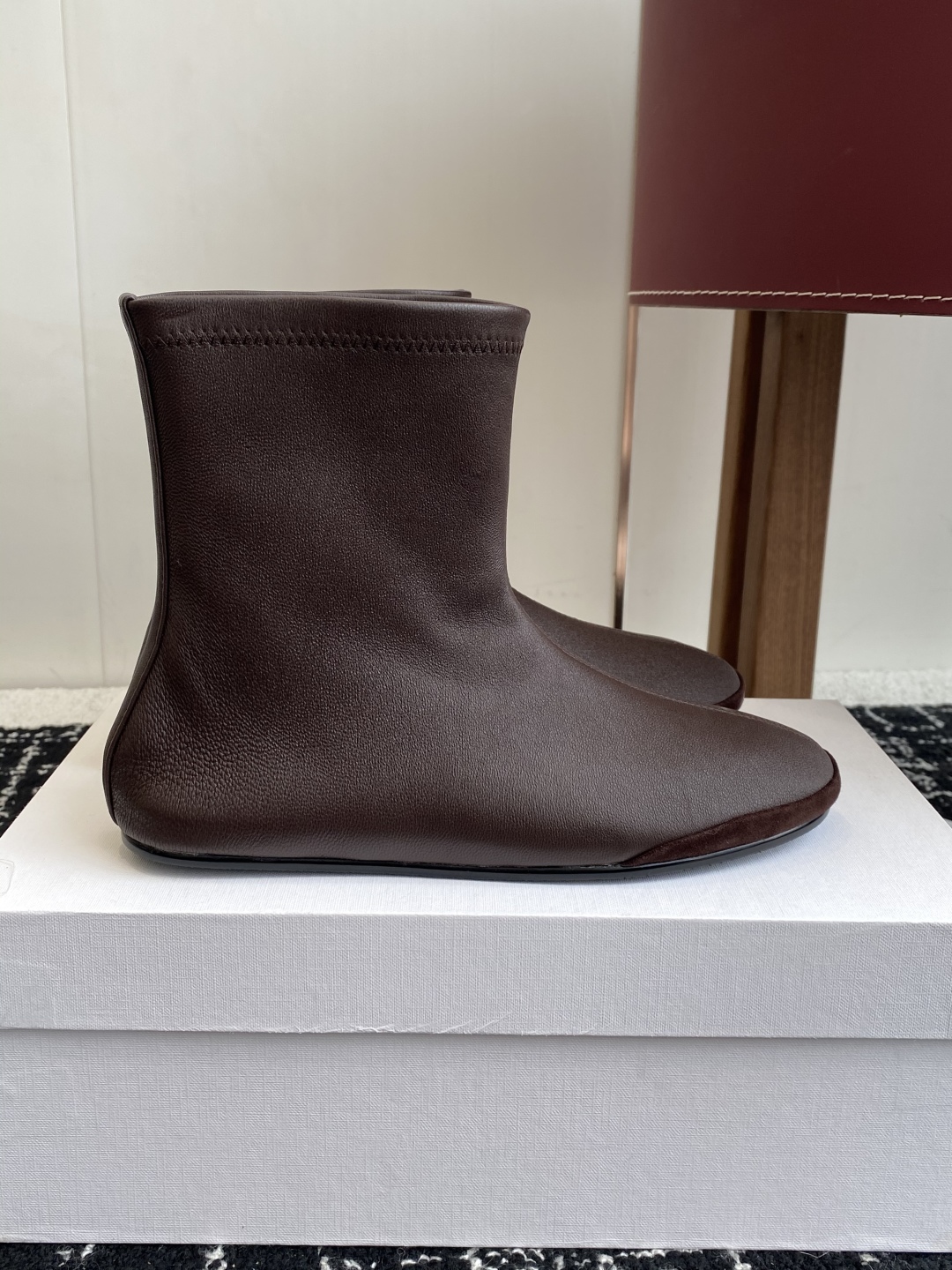 代购级
TheRow 25ss 官网最新弹力瘦瘦靴 

THE ROW靴 是我今年买的最好的一双靴子，穿
