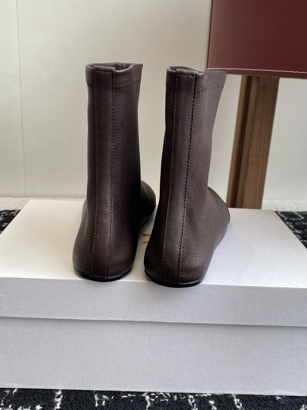 代购级
TheRow 25ss 官网最新弹力瘦瘦靴 

THE ROW靴 是我今年买的最好的一双靴子，穿