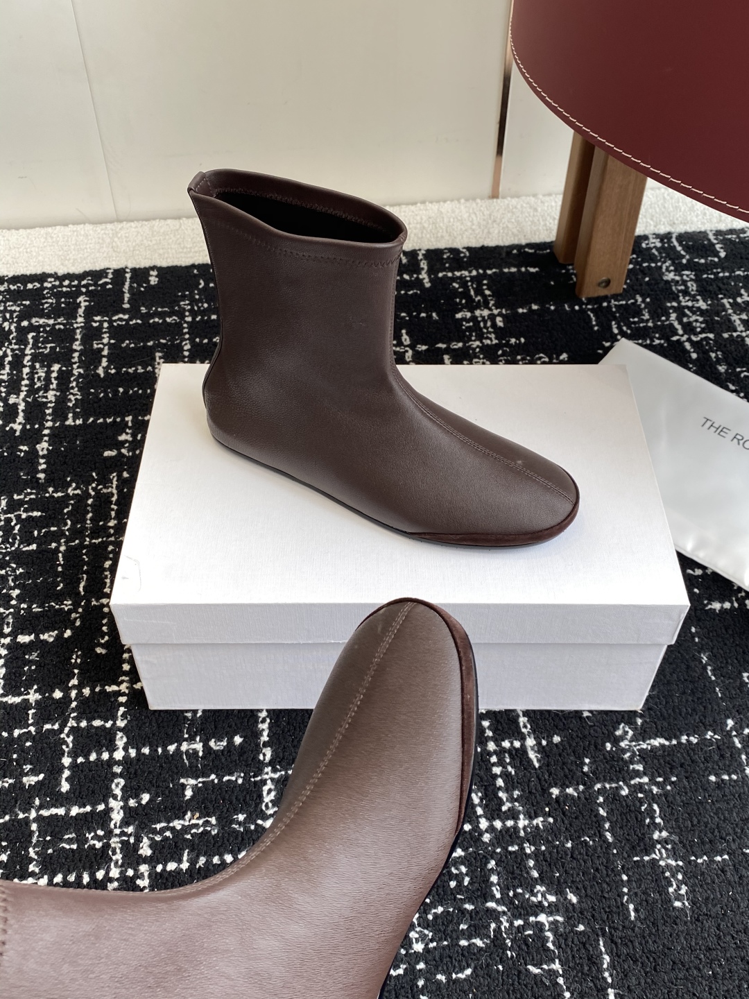 代购级
TheRow 25ss 官网最新弹力瘦瘦靴 

THE ROW靴 是我今年买的最好的一双靴子，穿
