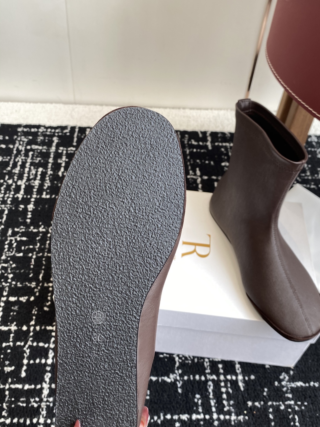 代购级
TheRow 25ss 官网最新弹力瘦瘦靴 

THE ROW靴 是我今年买的最好的一双靴子，穿