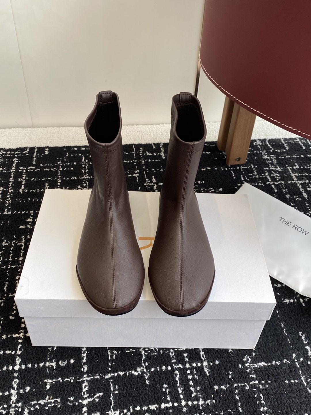 代购级
TheRow 25ss 官网最新弹力瘦瘦靴 

THE ROW靴 是我今年买的最好的一双靴子，穿